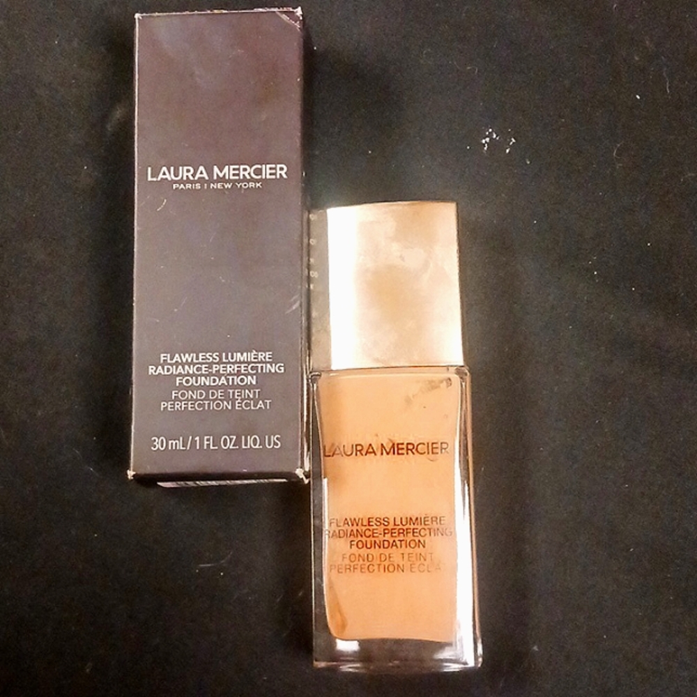 Laura Mercier Paris | New York. Flawless Lumiere Radiance perfecting Foundation.